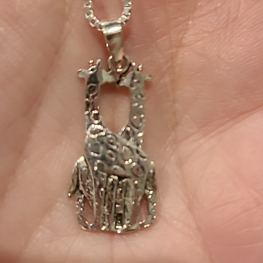 Kissing giraffes necklace sterling silver - Picture 2 of 4